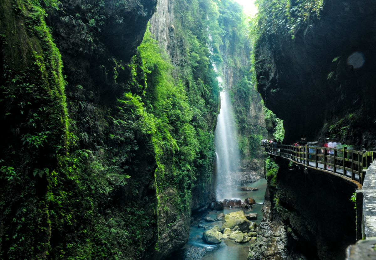 恩施大峡谷落石砸死游客,恩施大峡谷落石砸人