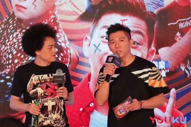 举杯呵呵喝胡海泉,胡海泉尬聊