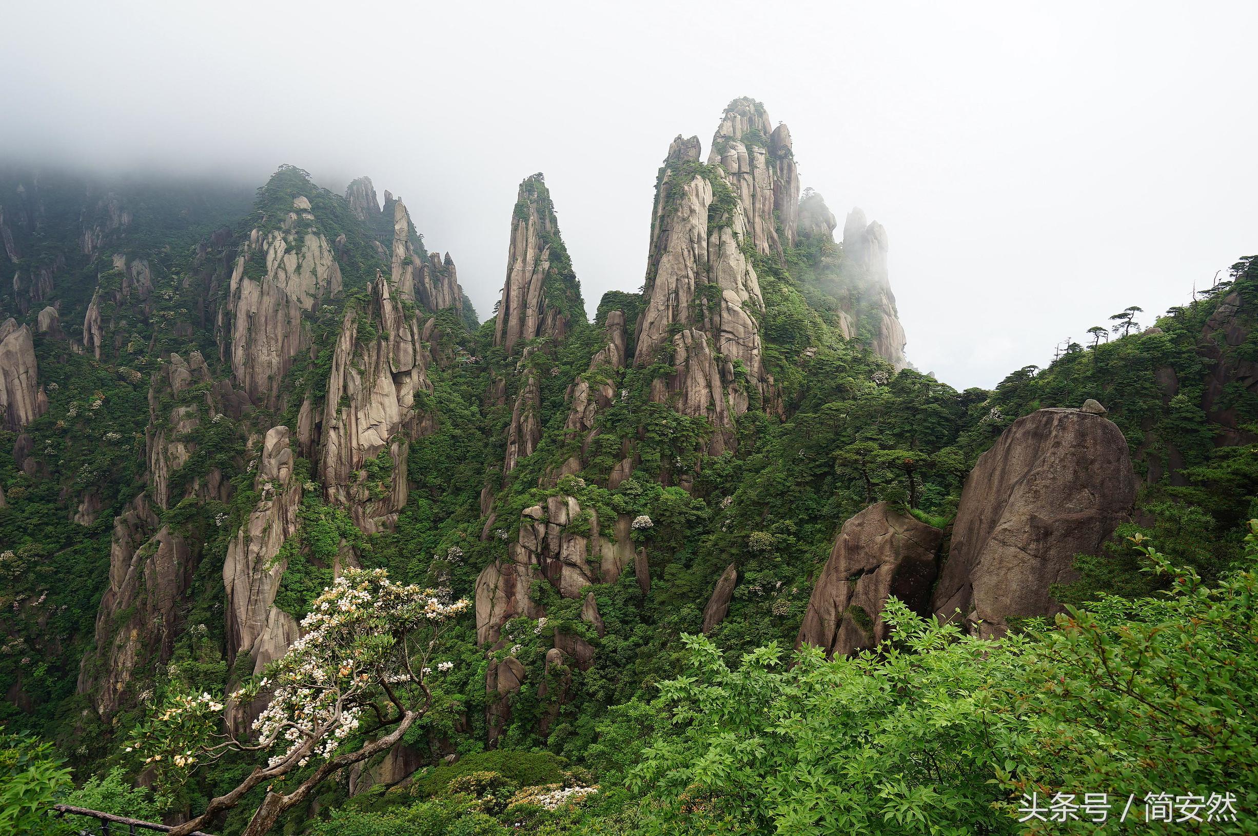 云雾缭绕人间仙境的三清山,云雾中的三清山如画般的仙境