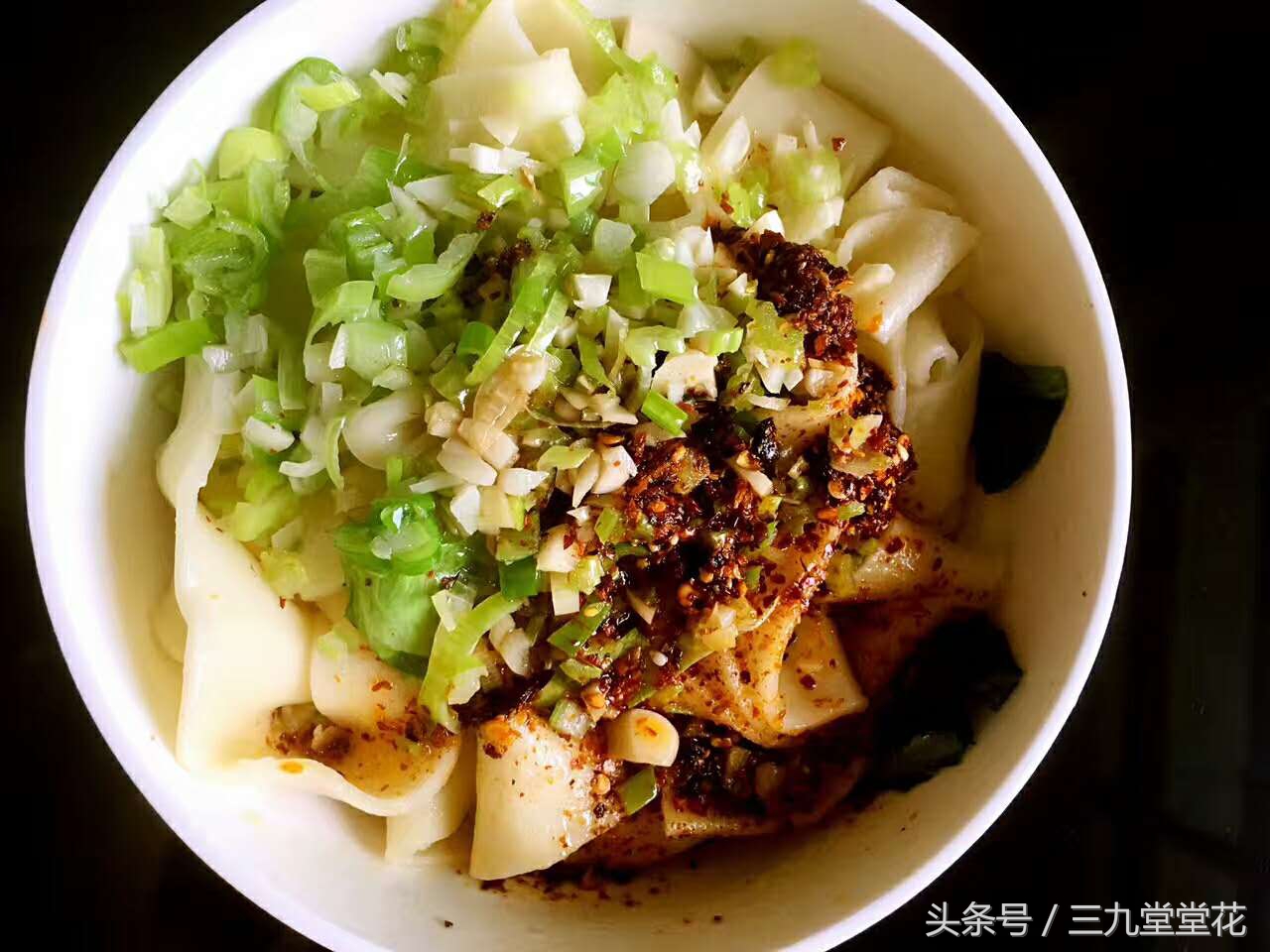 油泼面具体怎么做,油泼面到底过不过水