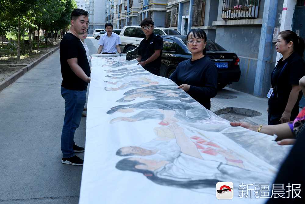 这位”有心人“手绘56米民族团结画卷居民生活跃然纸上