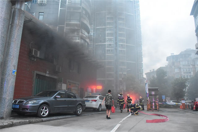 棋牌室火灾,发生火灾消防员第一时间赶到现场