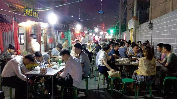 开封鼓楼广场离鼓楼夜市近吗,开封鼓楼夜市营业到几点