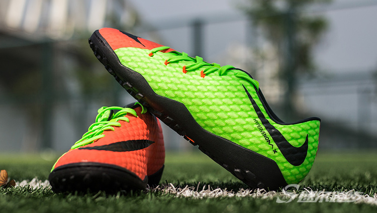 踢草皮场适合什么足球鞋,足球野球场球鞋推荐