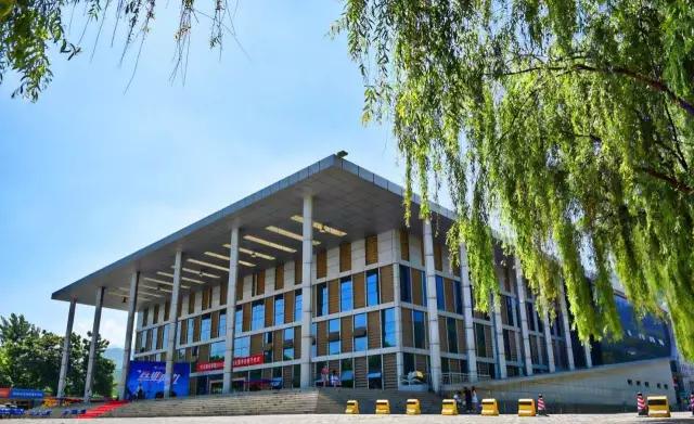 学长带你逛校园西安翻译学院,西安翻译学院学姐带你练口语