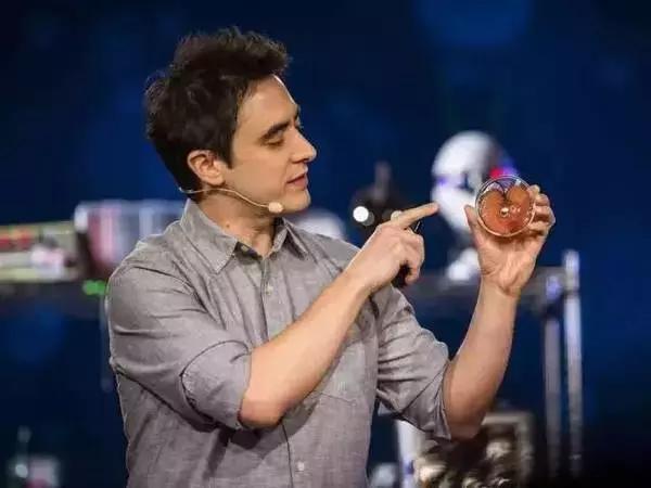 这位生物黑客教授竟然从苹果中培育出耳朵，功能与常人无异