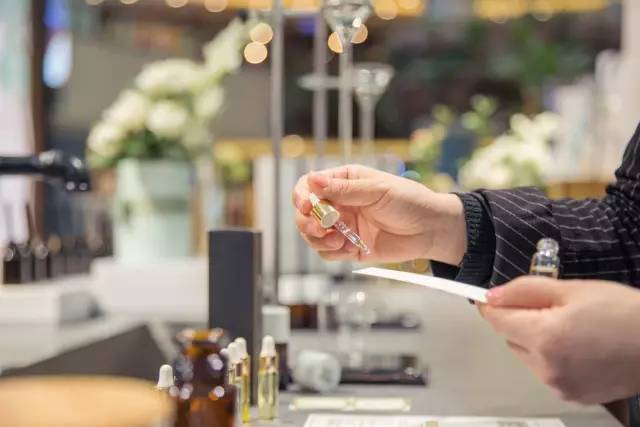 这个长得像胡歌的帅小伙，把张爱玲装进了一个香水瓶，还把有故事的香水做成了一辈子的事业