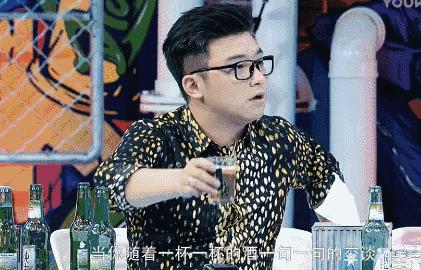 举杯呵呵喝胡海泉,胡海泉尬聊