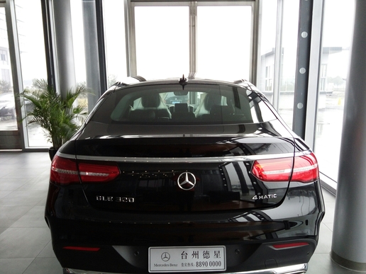 轿跑SUV奔驰GLE320coupe提车感受，外观很帅很装逼，配置却很低！