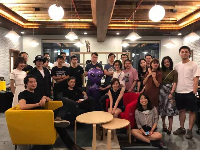 他是设计界的“左手天师”，产品让设计小白也能10秒做出海报