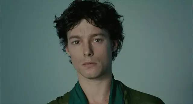 为了复仇，他把罪犯整容成自己的老婆！