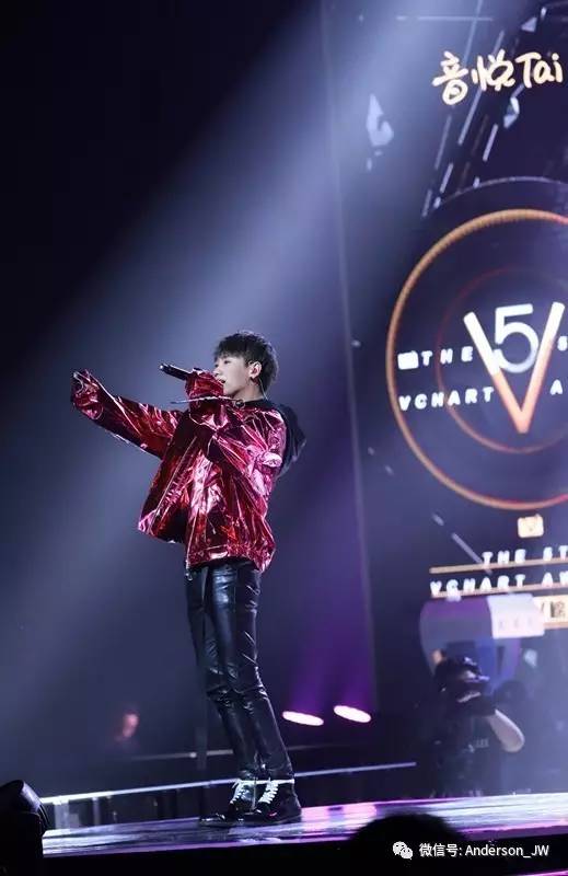 八卦｜他不仅承包了最红的影视剧OST，衣品也能拿高分