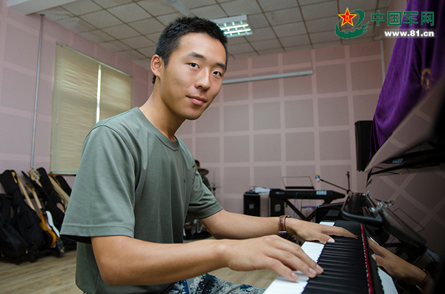 一大波帅哥来袭！远航乐队露天演唱会嗨翻军校