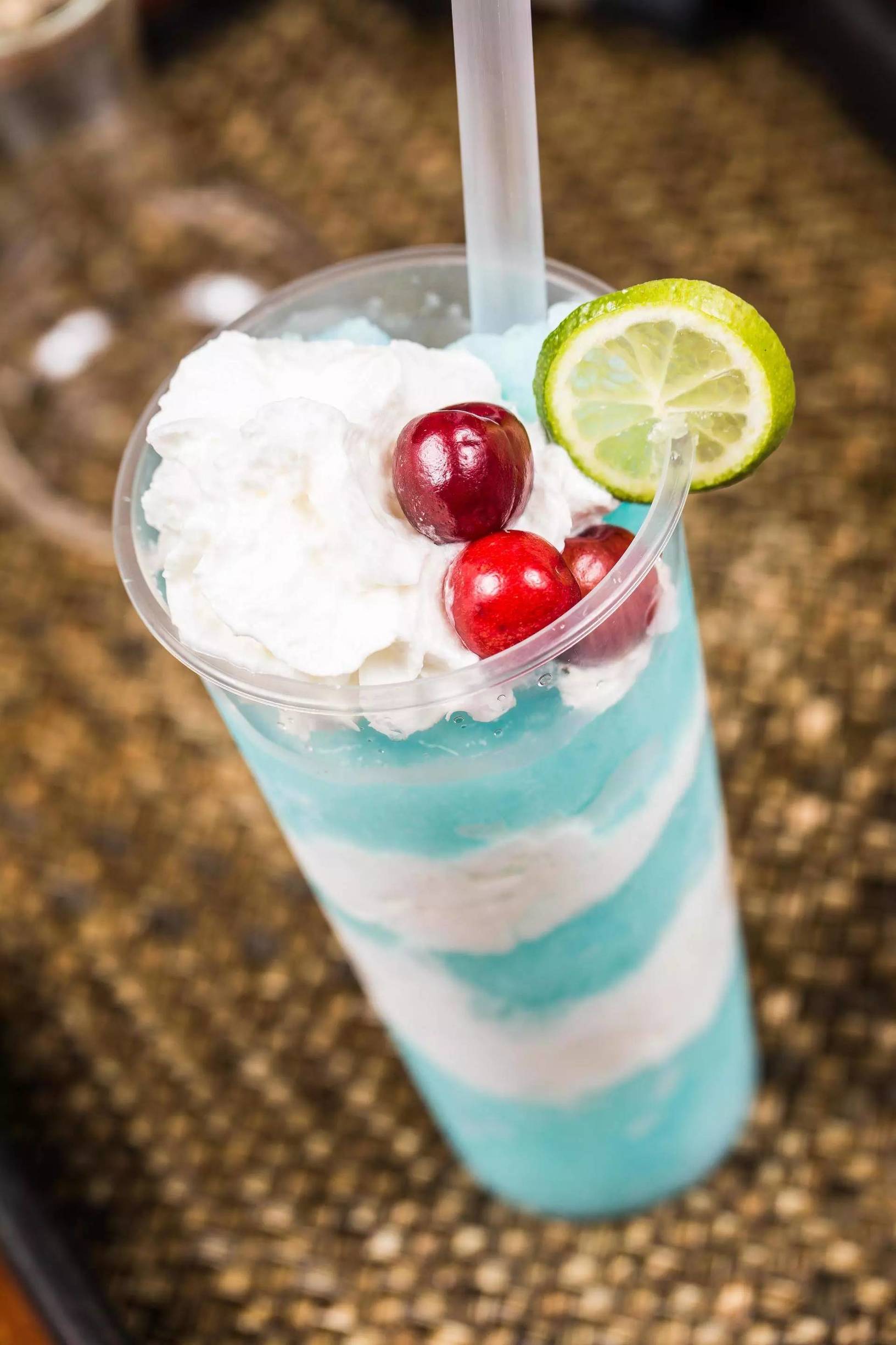 “五级辣”火山辣烤猪蹄、芝士烤肉锅、活鳗鱼三吃，想尝津城独一家才有的招牌菜，你得去津城美食街—西湖道！你能挑战顶级辣？还能打五折