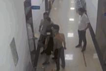 愤怒！安顺一医生被多名男子*力暴**围殴！头部遭踩踏、飞踹……监控记录全过程