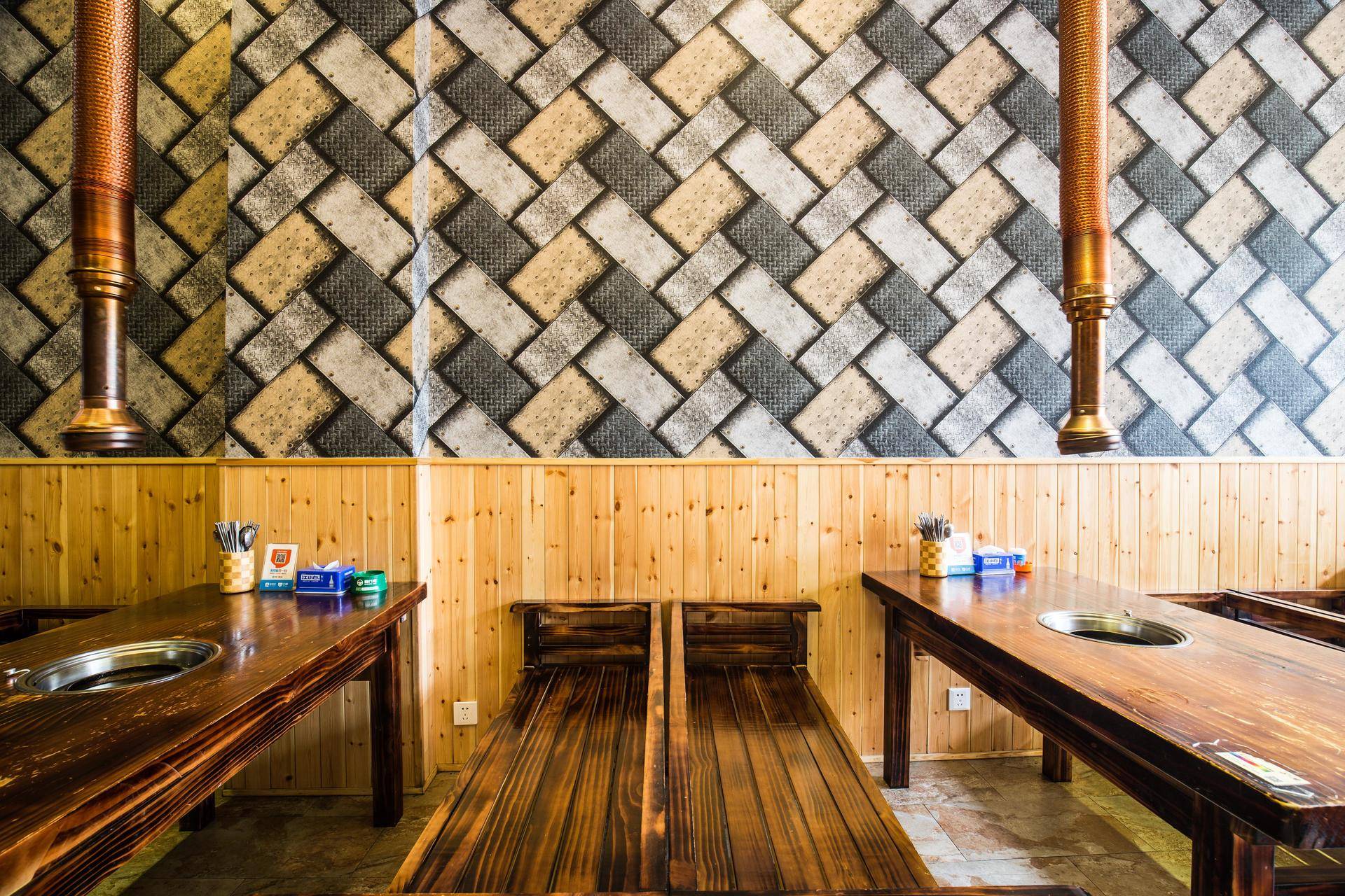 “五级辣”火山辣烤猪蹄、芝士烤肉锅、活鳗鱼三吃，想尝津城独一家才有的招牌菜，你得去津城美食街—西湖道！你能挑战顶级辣？还能打五折