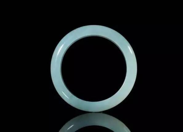 高调的炫耀到最后让你无法收场,手腕是炫耀的资本