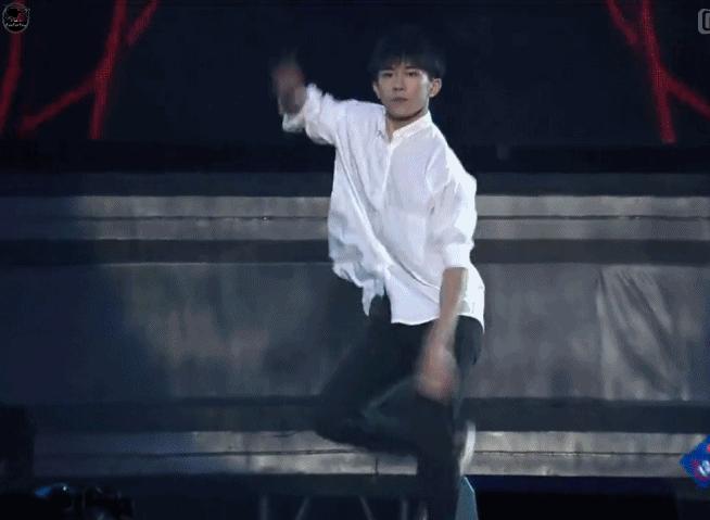 易烊千玺顶胯跳舞片段,易烊千玺扭胯合集