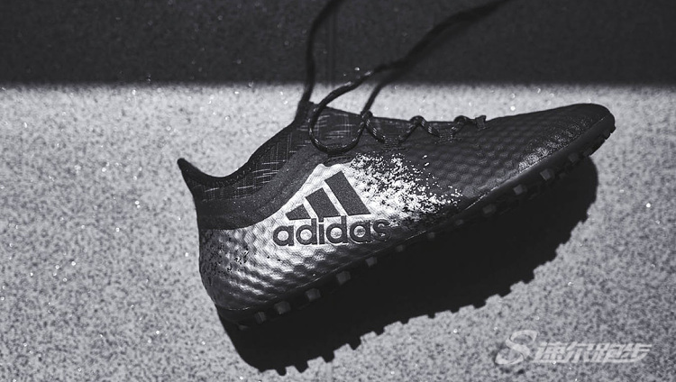 足球专用草坪地毯,足球场地适合的球鞋