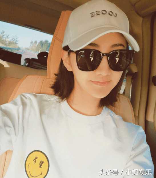 景甜晒嘟嘴自拍照回复评论：宝宝你脚臭景甜称呼的宝宝是谁？