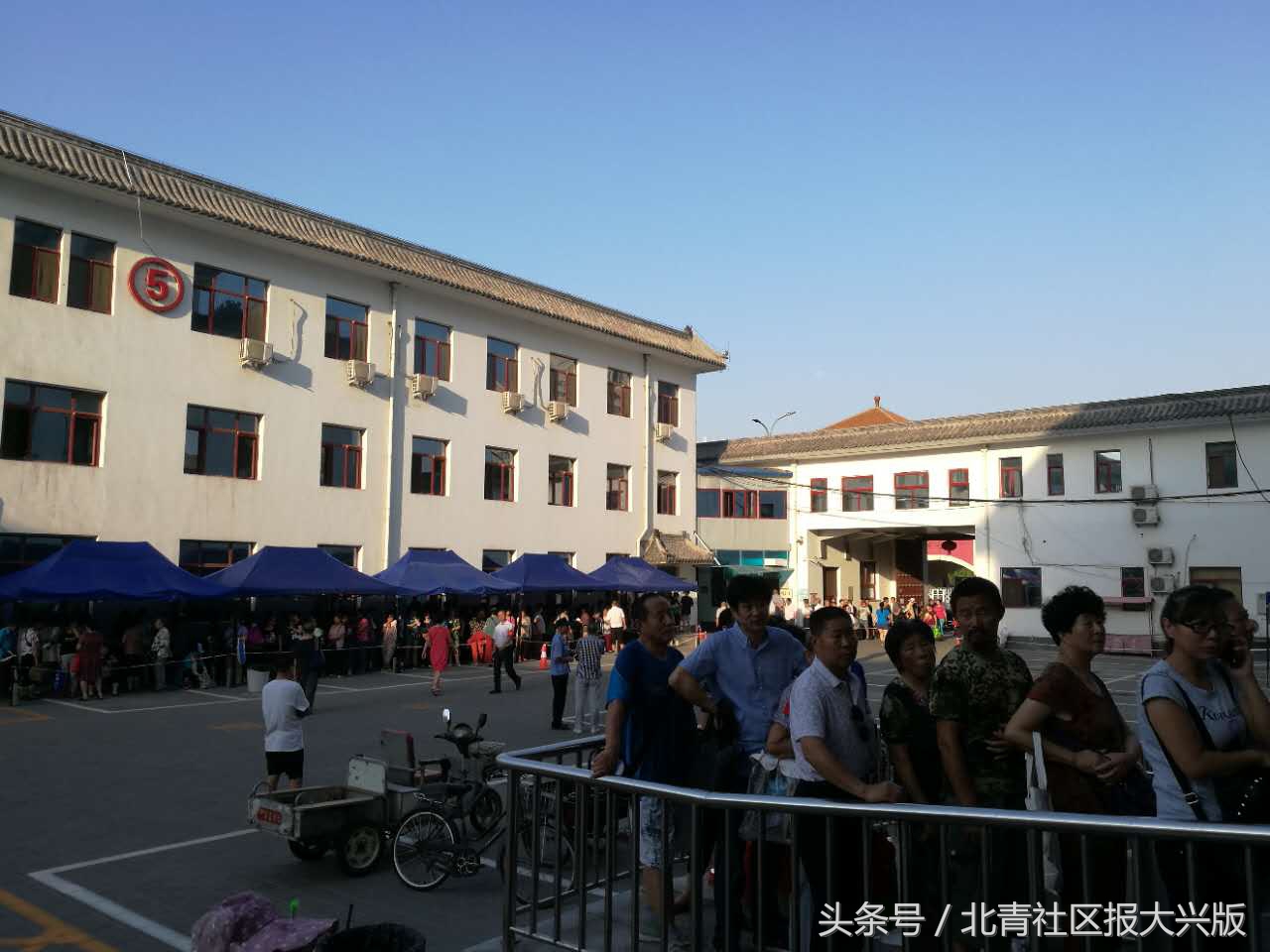 昨天一早，这家医院的保安就严镇以待