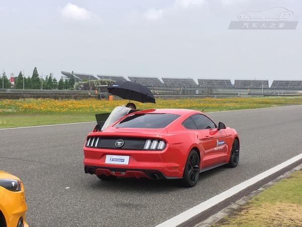 人不能穿新鞋寓意,人不能穿黄色鞋子吗