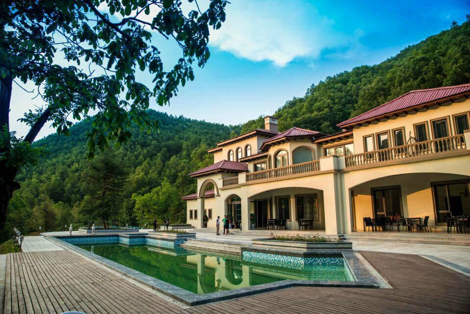 隐藏在森林里的现代别墅,隐藏在深山的豪宅