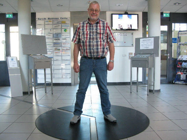 明明在同一间屋子里，我在美国，你却在加拿大？