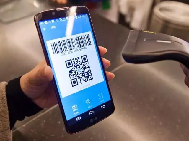 出门只带现金的男人,出门只带零钱包