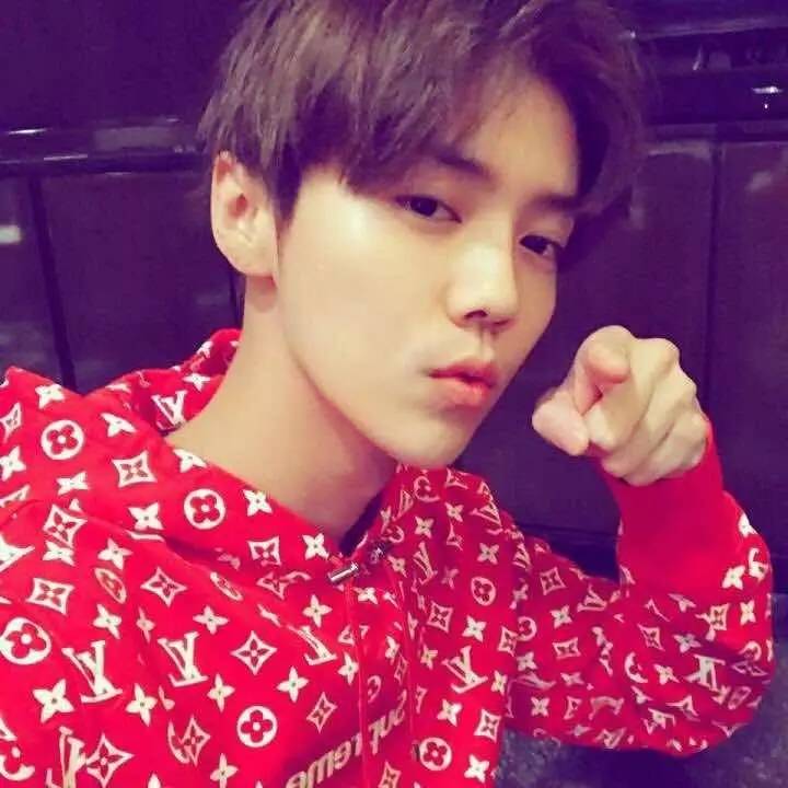 活久见大牌联名,lv衣服上面有个supreme联名是真的吗