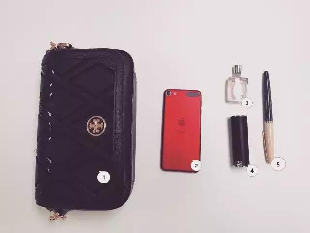 夏日翻包大作战！万万没想到，路人的包比女明星的包包精彩一百倍！