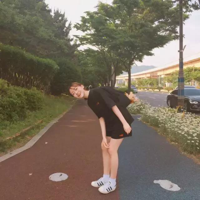 面部表情尴尬僵硬不自然怎么拍照,一拍照肢体就僵硬就尴尬