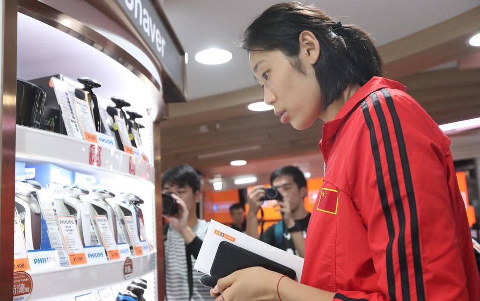 中国女排在香港购物，花费仅10万元！朱婷很孝顺，购买剃须刀