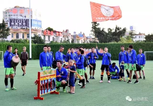 缅甸打足球的男人,缅甸人踢足球视频