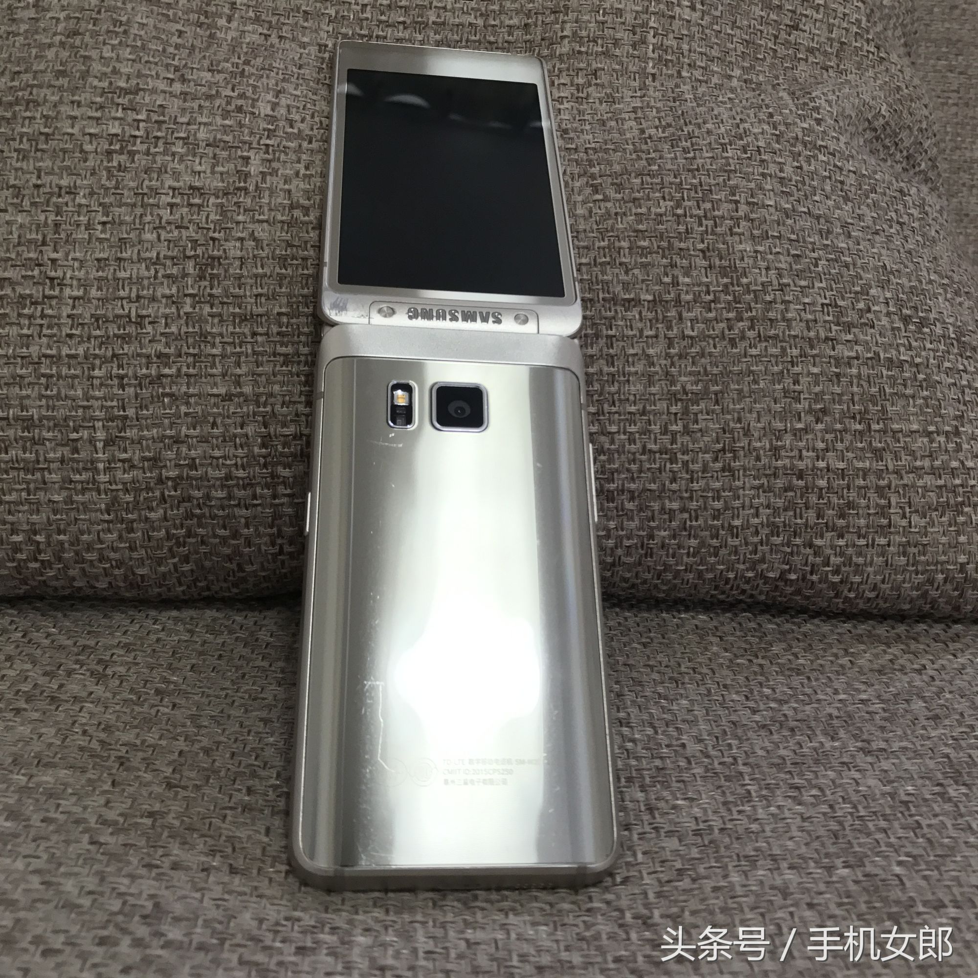 三星w2016翻盖手机,三星w2016翻盖手机当时多少钱