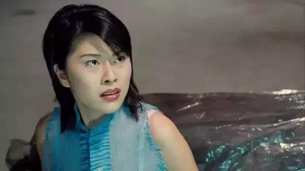 还记得《古惑仔3》被乌鸦拍照的方婷吗？前夫是成龙保镖卢惠光