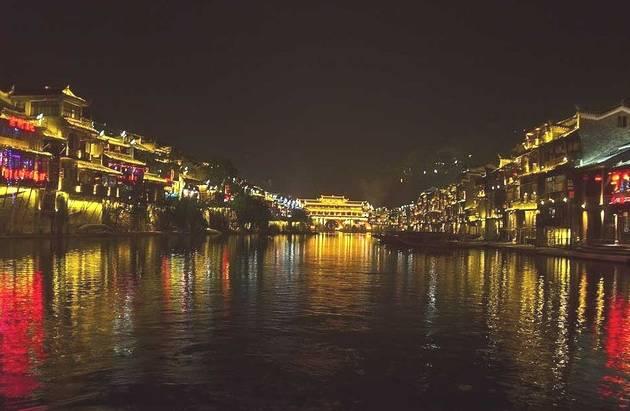 雪儿:细雨冥蒙风静柔,山青水绕巷深幽