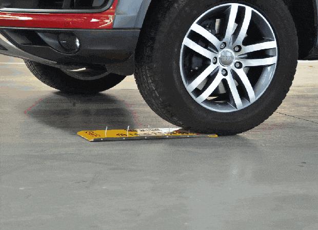 轮胎扎钉子怎么拔下来,汽车轮胎有多厚扎了一个2cm的钉子