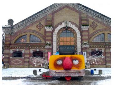 双生涂鸦组合OsGemeos特色：黄皮肤公仔