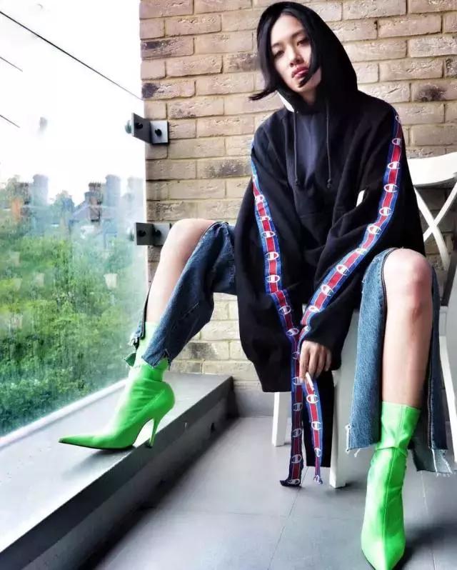 一串字logo,一串字母的衣服商标