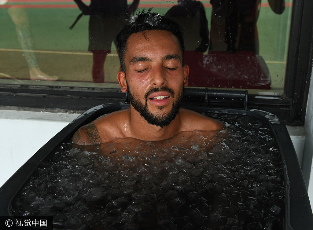 中国太热老外受不了！阿森纳球员集体中暑此前躲进垃圾桶冰浴