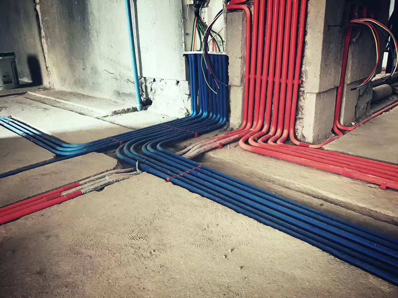 装修找品牌店还是性价比公司好,装修房子装好还是找装修公司好