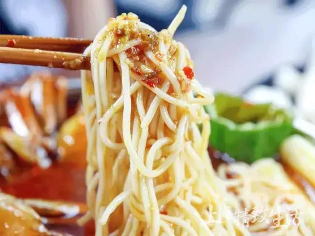 不用等到夏天也可以吃到小龙虾,现在的大闸蟹肉质肥美又爆膏