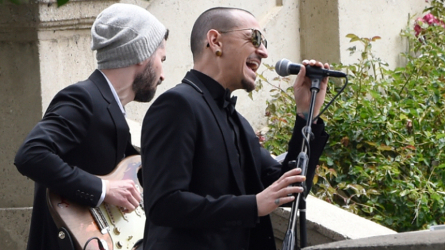 快速恶补“林肯公园”主唱的生平,好应对男朋友的悲伤