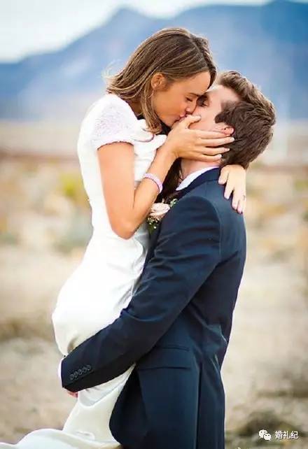 摄影师亲手教新人摆婚纱照造型,6种必拍的婚纱照风格