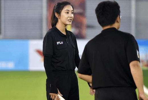 中超裁判摔倒,怎么在中超当裁判