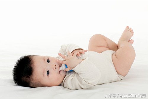 婆婆说纸尿裤用便宜的就好,孩子用尿布好还是纸尿裤好