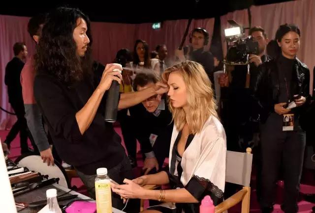 头发特别干枯毛躁软塌怎么办,夏天头发干枯毛躁怎么办