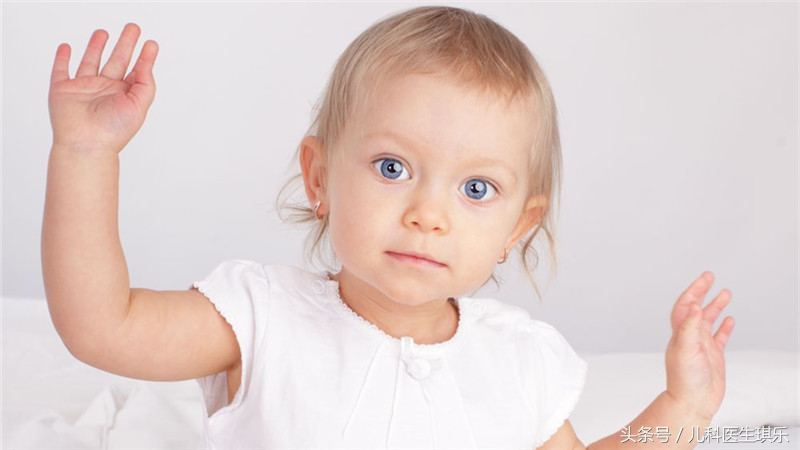 宝宝嘴里有白色口疮怎么办,宝宝嘴里长了鹅口疮感觉没有精神