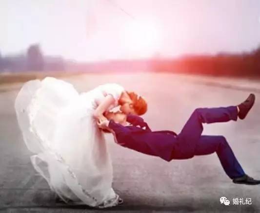 摄影师亲手教新人摆婚纱照造型,6种必拍的婚纱照风格